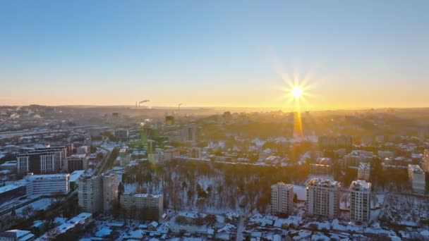 Vista Aérea Ciudad Cubierta Nieve Salida Del Sol Durante Invierno — Vídeos de Stock