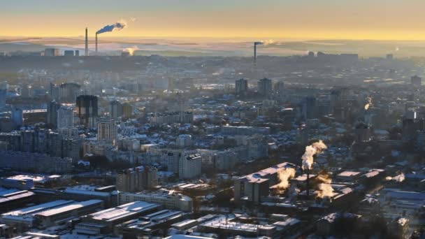 夕阳西下时 基希讷乌市上空被雪覆盖的无人驾驶飞机图像 背景下的工作热电站 摩尔多瓦冬季 — 图库视频影像