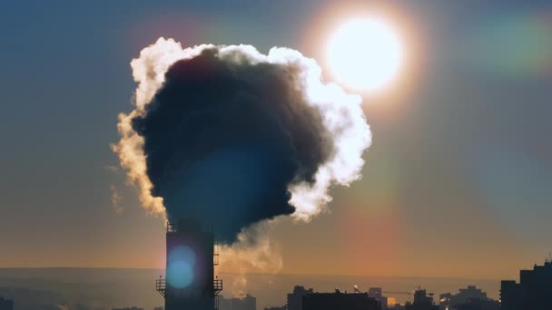 日没時の作業熱発電所の空中ドローンビュー パイプからの蒸気と煙 — ストック動画