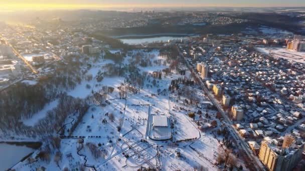 Lotu Ptaka Widać Park Miejski Pokryty Śniegiem Wschód Słońca Zimą — Wideo stockowe