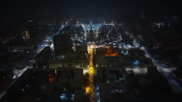 基希讷乌市中心被雪覆盖的无人驾驶飞机图像 大教堂和政府大楼在夜间 摩尔多瓦 — 图库视频影像