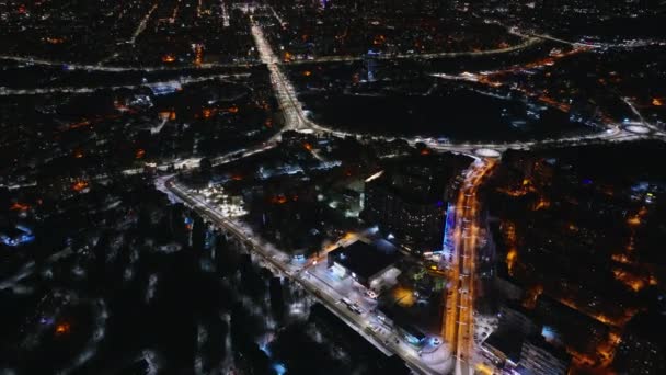 夜に雪に覆われたシナウ市の空中ドローンビュー 青い時間 モルドバ — ストック動画
