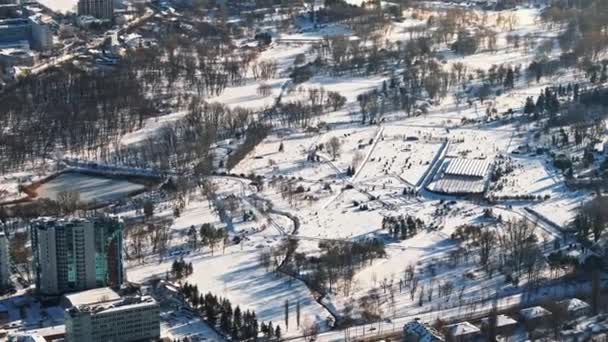 Vista Aérea Del Parque Ciudad Cubierta Nieve Salida Del Sol — Vídeos de Stock