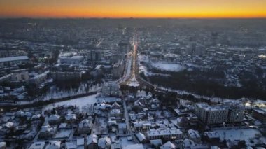 Chisinau şehrinin hava aracı görüntüsü gün batımında hareket eden trafik ile karla kaplı. Moldova 'da kış