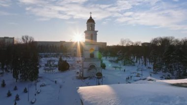 İsa 'nın doğuşunun Metropolitan Katedrali' nin çan kulesinin insansız hava aracı görüntüsü. Şehir merkezi Chisinau, Moldova 'da gün batımında karla kaplı
