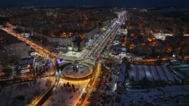 Chisinau şehrinin hava aracı görüntüsü gece hareket halindeki trafikle karla kaplı. Moldova 'da kış aylarında mavi saat