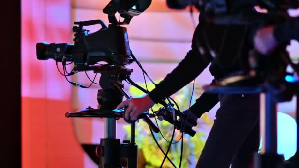 Καμεραμάν Βιντεοσκοπεί Μια Τηλεοπτική Εκπομπή Μια Επαγγελματική Κάμερα Παραγωγή Βίντεο — Αρχείο Βίντεο
