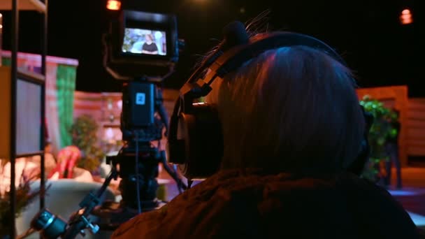 Kamerzysta Filmujący Talk Show Profesjonalnej Kamerze Produkcja Wideo Kulisami Ciemnym — Wideo stockowe