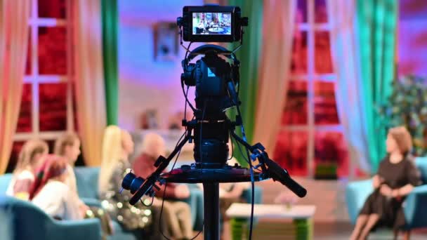 Επαγγελματική Τηλεοπτική Κάμερα Τραβάει Ένα Talk Show Στούντιο Παραγωγή Βίντεο — Αρχείο Βίντεο
