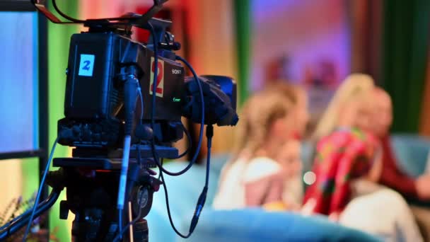 Professionele Televisiecamera Die Een Talkshow Opneemt Een Studio Videoproductie Backstage — Stockvideo