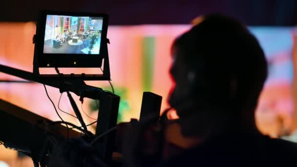 Καμεραμάν Τραβάει Μια Τηλεοπτική Εκπομπή Μια Επαγγελματική Κάμερα Τοποθετημένη Στον — Αρχείο Βίντεο
