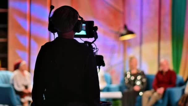 카메라맨은 카메라로 텔레비전 토크쇼를 촬영합니다 어두운 스튜디오에서 비디오 백스테이지 — 비디오