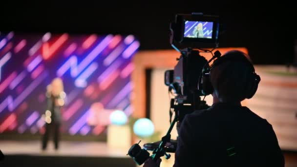 Camarógrafo Filmando Una Actuación Musical Una Cámara Profesional Entre Bastidores — Vídeo de stock