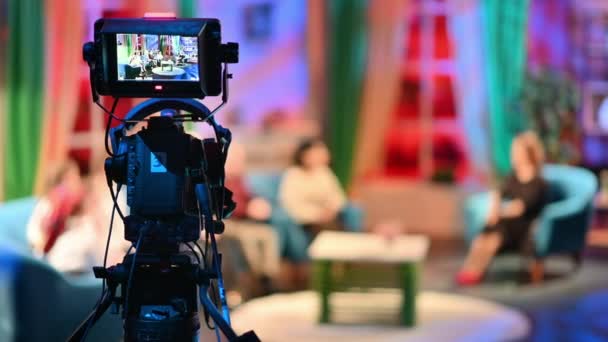 Επαγγελματική Τηλεοπτική Κάμερα Τραβάει Ένα Talk Show Στούντιο Παραγωγή Βίντεο — Αρχείο Βίντεο