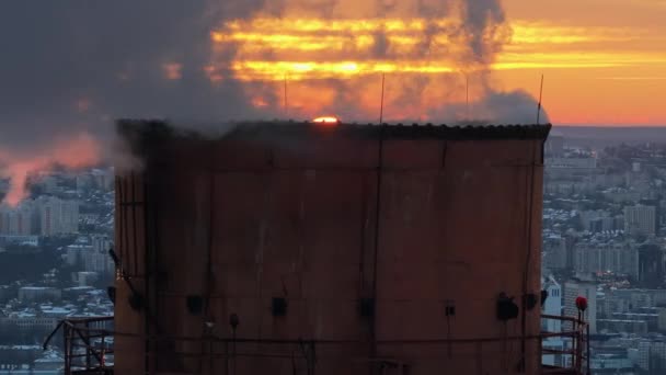 Luftaufnahme Eines Betrieb Befindlichen Wärmekraftwerks Chisinau Bei Sonnenuntergang Dampf Und — Stockvideo