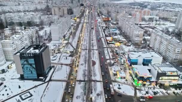 Vista Aérea Aviones Tripulados Ciudad Chisinau Cubierta Nieve Con Tráfico — Vídeos de Stock
