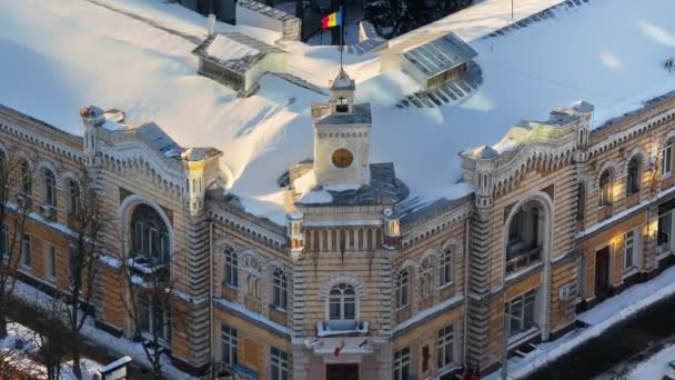 Vista Aérea Drone Prefeitura Chisinau Coberta Neve Pôr Sol Moldávia — Vídeo de Stock