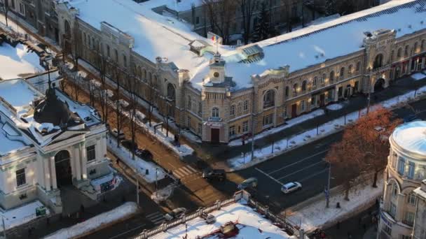 Vista Aérea Del Ayuntamiento Chisinau Atardecer Terreno Cubierto Nieve Moviendo — Vídeos de Stock
