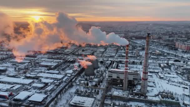 Luftaufnahme Eines Betrieb Befindlichen Wärmekraftwerks Chisinau Bei Sonnenuntergang Eine Schneebedeckte — Stockvideo