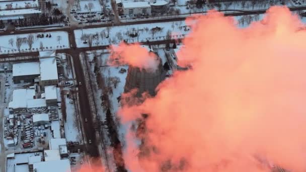 日没のシナウで働く熱力発電所の空中ドローンビュー 雪に覆われた街 パイプからの蒸気と煙 モルドバ — ストック動画