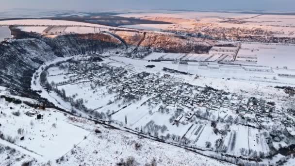 Butuceni Köyünün Güneş Doğarken Karla Kaplı Hava Aracı Görüntüsü Moldova — Stok video