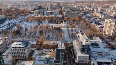 Çan kulesinin ve İsa 'nın doğuşunun Metropolitan Katedrali' nin insansız hava aracı görüntüsü. Şehir merkezi Chisinau, Moldova 'da gün batımında karla kaplı