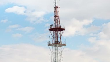Gün ışığında radyo iletim kulesinin hava aracı görüntüsü