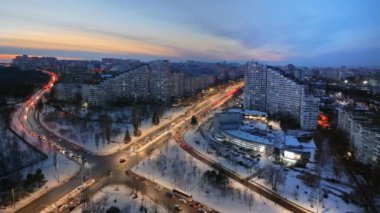 Hava aracıyla Gates 'in birden fazla binası ve akşam trafiği var, mavi saat. Moldova 'nın Chisinau kentinde kış