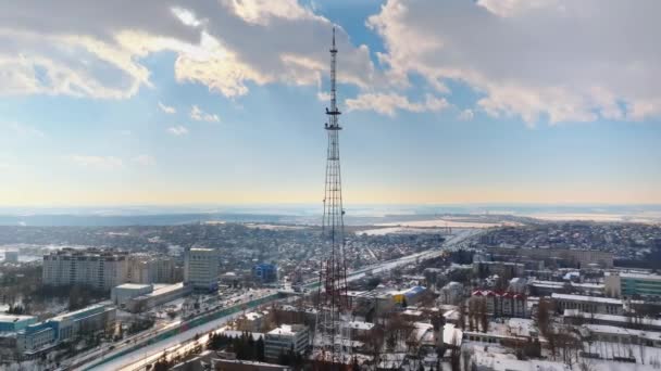Воздушные Беспилотники Смотрят Радиопередающую Башню Дневном Свете Земля Покрыта Снегом — стоковое видео