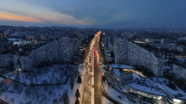 从空中俯瞰着这座有着多座大楼的城市的大门 在夜晚 蓝色的时间里 车辆在不停地移动 摩尔多瓦基希讷乌冬季 — 图库视频影像