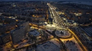 Chisinau şehrinin hava aracı hiperlapse zaman döngüsü gece trafiği hareketli karla kaplı, mavi saat. Moldova 'da kış