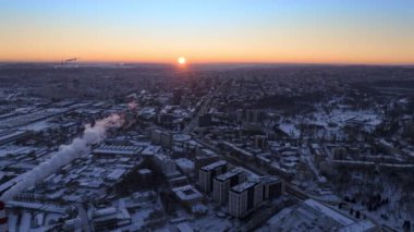 Chisinau şehrinin hava aracı hiperlapse zaman ayarlı güneş doğarken karla kaplı. Moldova 'da kış