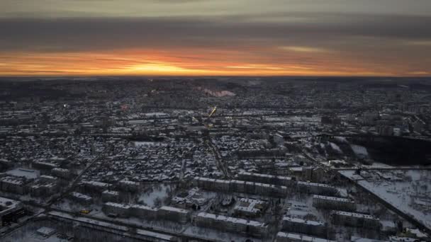 基希讷乌市夜间被雪覆盖的空中无人侦察机失速时间 摩尔多瓦冬季 — 图库视频影像