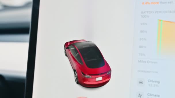 モルドバのシナウ 2024年1月23日 タッチスクリーンのステータスエリアにある赤いテスラモデル3の電気自動車の3Dモデルを回転する男性の手 ライトテーマ — ストック動画