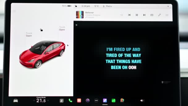 Chisinau Moldova Január 2024 Karaoke Alkalmazás Képernyőn Piros Tesla Model — Stock videók
