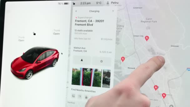基希讷乌 摩尔多瓦 2024年1月23日 男性手选择地图上的别针 代表该地区最接近的充电位置 红色Tesla Model 3电动车触摸屏 — 图库视频影像