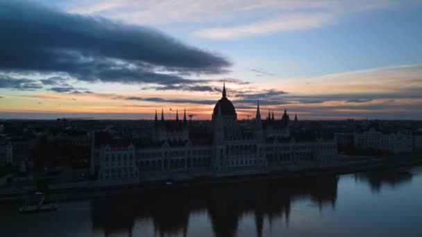 Letecký Pohled Budovu Maďarského Parlamentu Při Západu Slunce Budapešti — Stock video