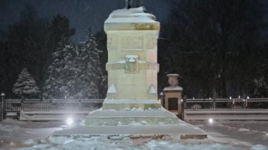 Kar yağışı sırasında Büyük Stephen Anıtı. Mavi saat. Moldova 'nın Chisinau kentinde kış akşamı