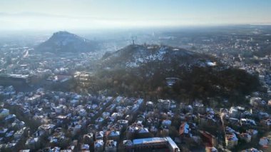 Plovdiv şehrinin karla kaplı hava aracı görüntüsü. Bunarjik Tepesi 'ndeki Kızıl Ordu 