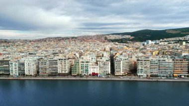 Selanik kıyı şeridinin hava aracı görüntüsü. Mavi gökyüzü. Orta Makedonya 'daki Ege Denizi Yunanistan' da