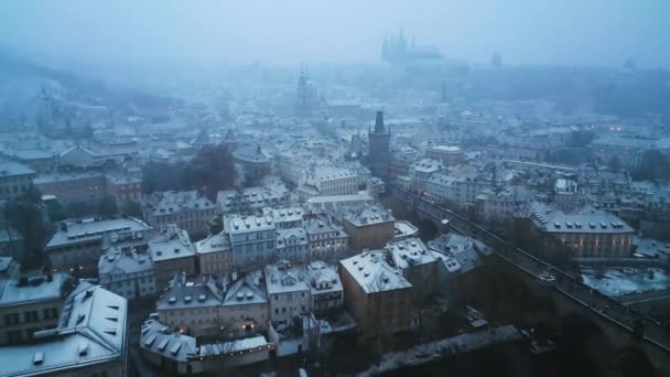 Letecký Bezpilotní Pohled Staroměstské Náměstí Pokryté Večerních Hodinách Sněhem Zima — Stock video