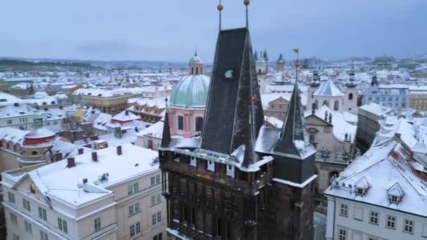 Letecký Pohled Prašnou Věž Karlova Mostu Praze Město Pokryté Sněhem — Stock video