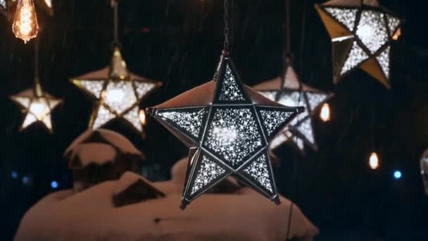Vista Vicino Delle Lanterne Forma Stella Nel Parco Durante Nevicate — Video Stock