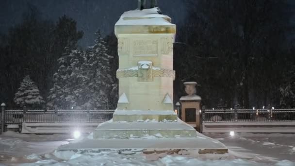 スティーブン大聖堂は雪の降る時に ブルータイム モルドバのシナウの冬の夜 — ストック動画