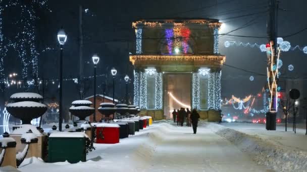 Вечером Люди Идут Площади Великого Национального Собрания Время Снегопада Триумфальная — стоковое видео