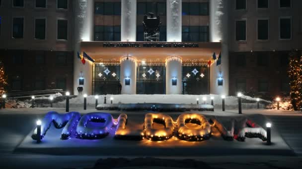 Parlamento República Moldavia Con Emblema Nacional Iluminación Decoraciones Navideñas Noche — Vídeo de stock