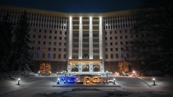 Парламент Республіки Молдова Національною Емблемою Ілюмінацією Різдвяними Прикрасами Ввечері Земля — стокове відео