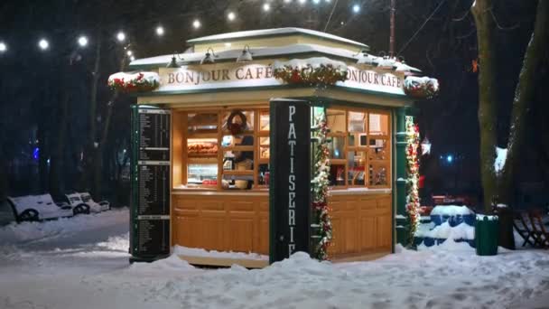Κισινάου Μολδαβία Ιανουαρίου 2024 Φωτισμένη Καφετέρια Bonjour Χριστουγεννιάτικες Διακοσμήσεις Στο — Αρχείο Βίντεο