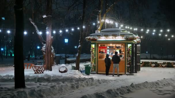 Κισινάου Μολδαβία Ιανουαρίου 2024 Άνθρωποι Αγοράζουν Καφέ Στο Φωτισμένο Καφέ — Αρχείο Βίντεο
