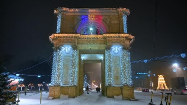 몰도바 키시나우 2024년 저녁에 내리는 그레이트 내셔널 어셈블리 스퀘어의 크리스마스 — 비디오